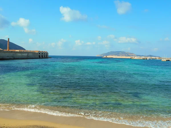 A kora tavasszal, Sicily Favignana harbor — Stock Fotó