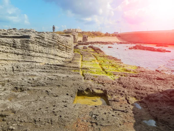 Una vista de una costa rocosa de una isla de Sicilia —  Fotos de Stock