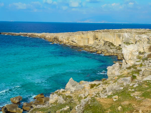 Τα γαλαζοπράσινα νερά στον γραφικό κόλπο. Favignana — Φωτογραφία Αρχείου