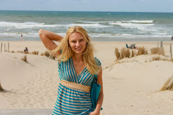 Menina atraente em um vestido no oceano — Fotografia de Stock