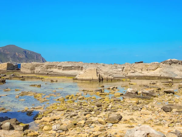 Una vista de una costa rocosa de una isla de Sicilia —  Fotos de Stock