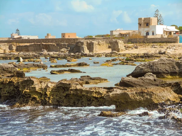 Widok skalistego brzegu wyspy Sicily — Zdjęcie stockowe