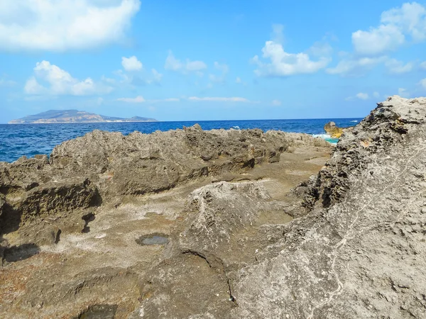 En vy över en stenig strand en Sicilien ö — Stockfoto