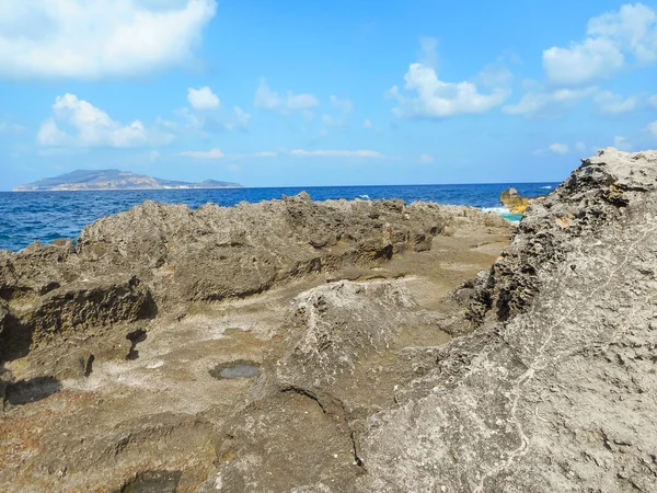 Una vista de una costa rocosa de una isla de Sicilia —  Fotos de Stock