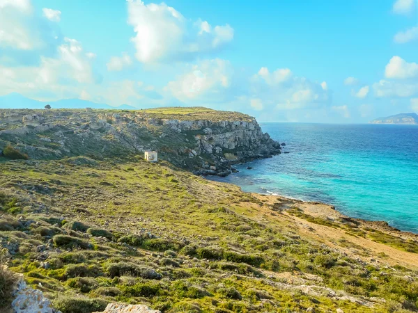 Det turkosa vattnen i den pittoreska bukten. Favignana — Stockfoto