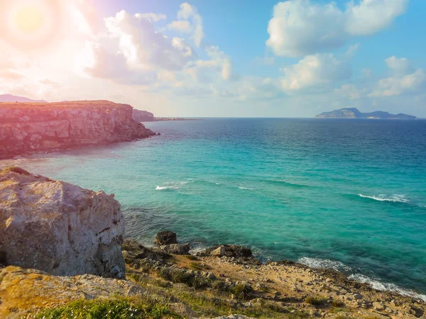 Las aguas turquesas de la pintoresca bahía. Favignana —  Fotos de Stock