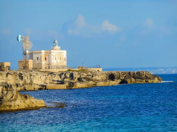 Budynek stacji radiowej i latarnia morska. Favignana — Zdjęcie stockowe