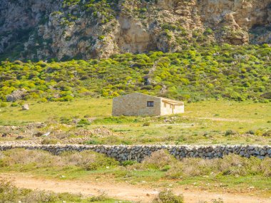 Çiftlik binaları Sicilya Adası üzerinde
