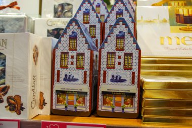 Şeker ve çikolata içinde havaalanında bir şekerci dükkânı satışı benim