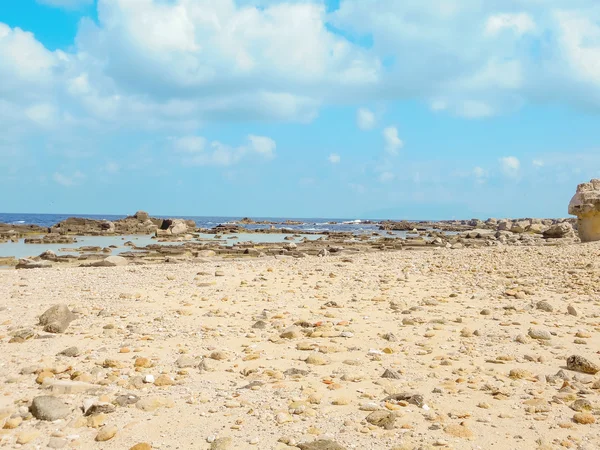 Una vista de una costa rocosa de una isla de Sicilia —  Fotos de Stock