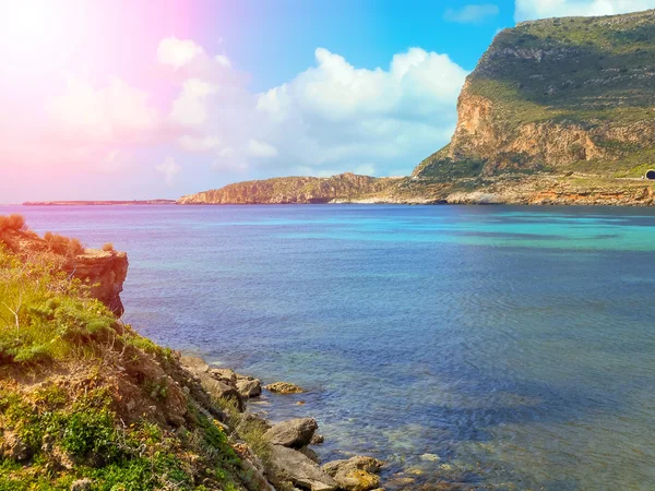 Средиземноморское побережье острова. Фавиньяна, Сицилия — стоковое фото