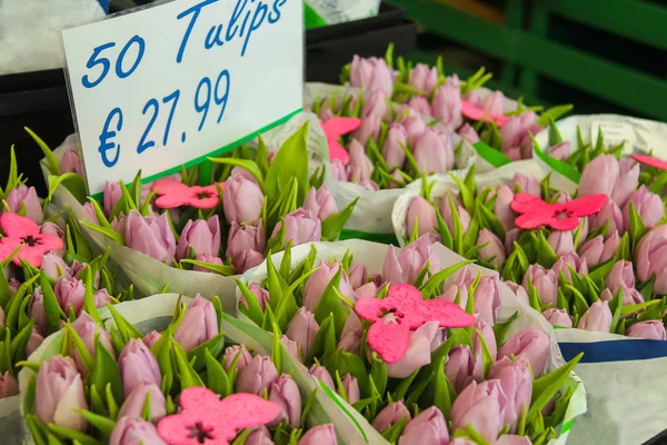 ピンクのオランダのチューリップの販売装飾蝶 — ストック写真
