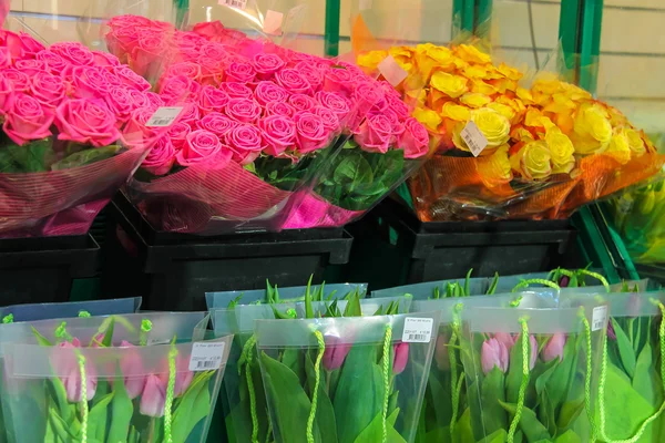 Säljer färgglada holländska tulpaner och rosor, Nederländerna — Stockfoto