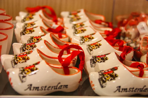 Sale of  gifts at the airport Amsterdam Schiphol, Netherlands — Stock Photo, Image
