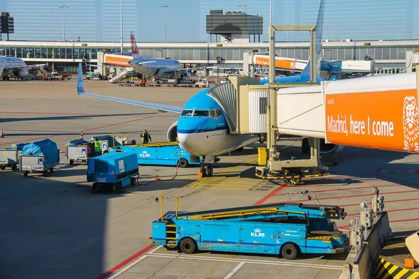 Maintenance of aircraft on the airfield at the airport Amsterdam — Stock Photo, Image