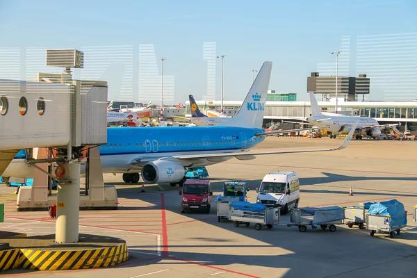 Maintenance of aircraft on the airfield at the airport Amsterdam — Stock Photo, Image