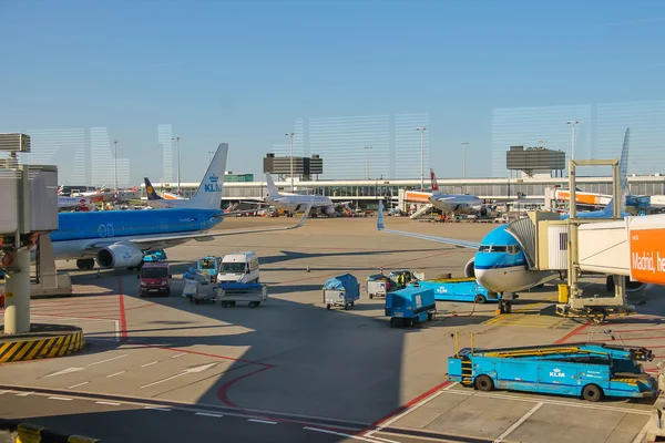 Техническое обслуживание самолетов на аэродроме в аэропорту Амстердама — стоковое фото