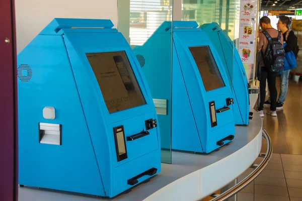 Interior of Amsterdam Airport Schiphol. Passengers near the term — Stock Photo, Image