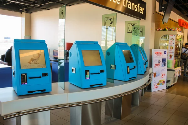 Interior of Amsterdam Airport Schiphol. Passengers near the term — Stock Photo, Image