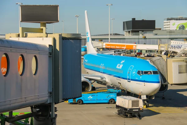 Maintenance of aircraft on the airfield at the airport Amsterdam — Stock Photo, Image