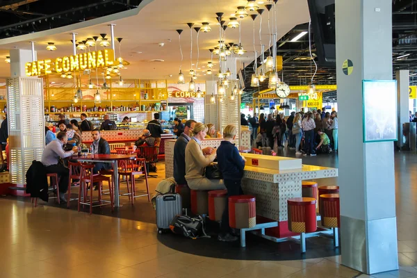 Passengers relax in the cafe Comunal at the airport Amsterdam Sc — стокове фото