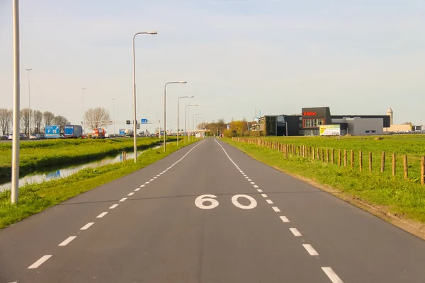 The road on the outskirts of Meerkerk, Netherlands — 图库照片