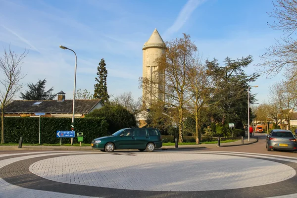 Carro no anel de estrada em Meerkerk, Países Baixos — Fotografia de Stock
