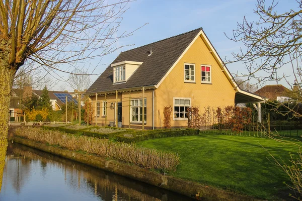 Жилой дом с красивым садом в Meerkerk, Nether — стоковое фото