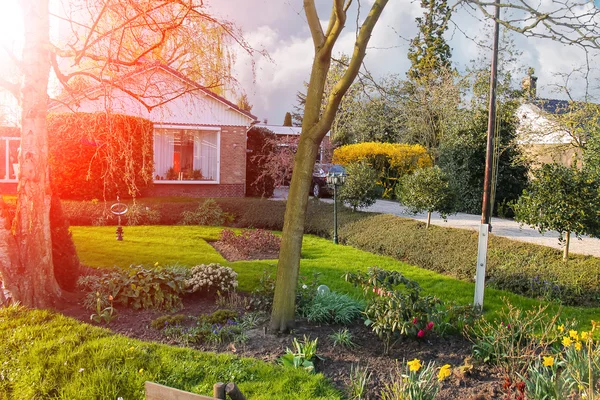 Edificio residencial con un hermoso jardín en Meerkerk, Nether —  Fotos de Stock
