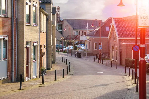 Calle en la ciudad holandesa en un día soleado — Foto de Stock
