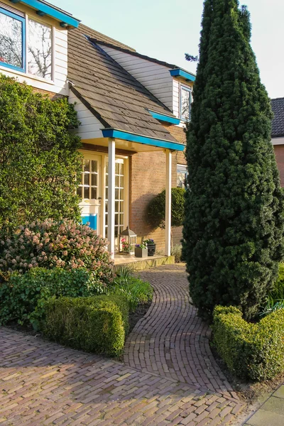 Edificio residencial con un hermoso jardín en Meerkerk, Nether —  Fotos de Stock