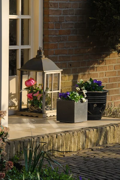 Порог голландского украшения дома цветы в традиционном стиле — стоковое фото