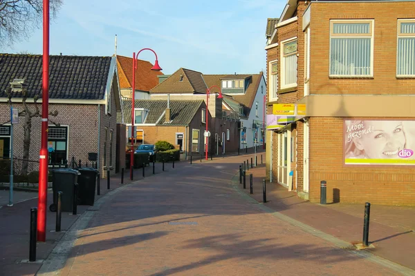 La strada stretta nella città olandese Meerkerk, Paesi Bassi — Foto Stock