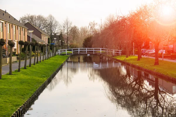 Casas pitorescas no canal em Meerkerk, Países Baixos — Fotografia de Stock