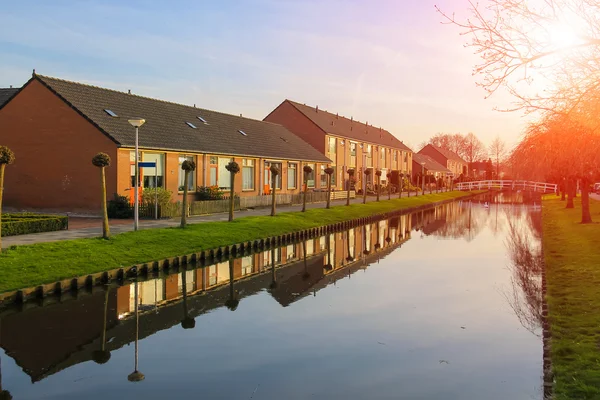 Casas pitorescas no canal em Meerkerk, Países Baixos — Fotografia de Stock