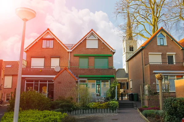 Живописные дома на городской улице в Meerkerk, Нидерланды — стоковое фото