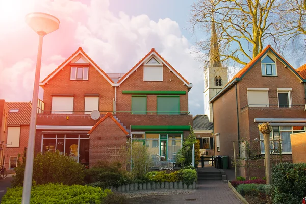 Picturesque houses on a city street in Meerkerk, Netherlands — Stock Photo, Image