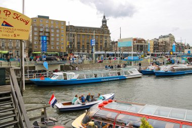 İnsanlar üstünde belgili tanımlık rıhtım Nehri üzerinde açılış yolcu gemilerine, Amsterdam, Net