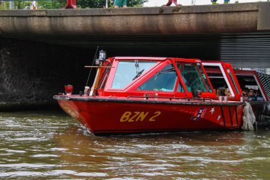 Tekne turları Amsterdam kanalları, insanlarda