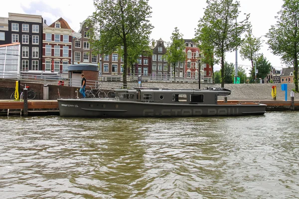 Persone sul molo sbarcano su navi da crociera fluviali, Amsterdam, Net — Foto Stock