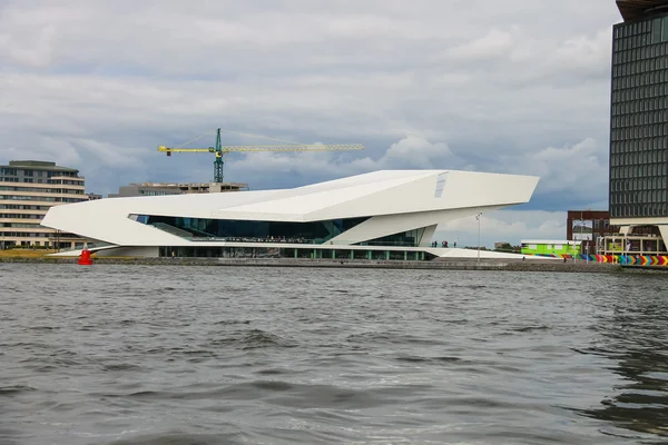 EYE Film Institute y Overhoeks Tower en Amsterdam, Países Bajos — Foto de Stock