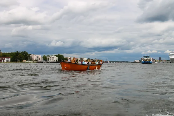 Ludzie w łodzi na wycieczki po kanałach Amsterdamu — Zdjęcie stockowe