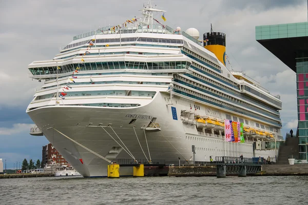 Statek wycieczkowy Costa Fortuna stoi w terminalu pasażerskiego Am — Zdjęcie stockowe
