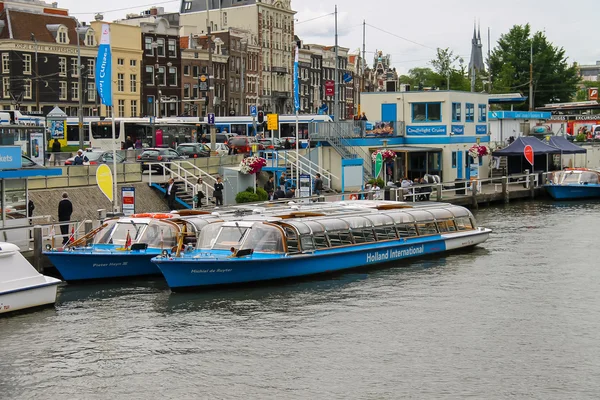 Ludzie na doku lądowania na rzece statków wycieczkowych, Amsterdam, Net — Zdjęcie stockowe