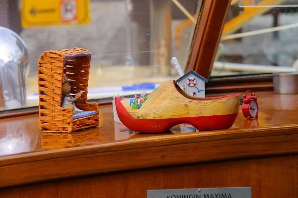 Сувенирные украшения в каюте капитана круизного лайнера — стоковое фото