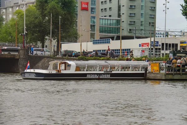 Les gens sur le quai atterrissent sur les navires de croisière fluviale, Amsterdam, Net — Photo