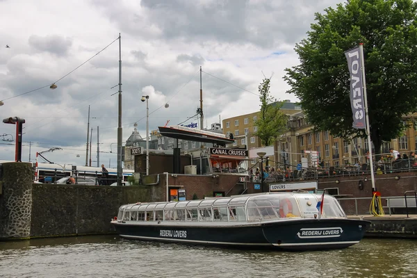 İnsanlar üstünde belgili tanımlık rıhtım Nehri üzerinde açılış yolcu gemilerine, Amsterdam, Net — Stok fotoğraf