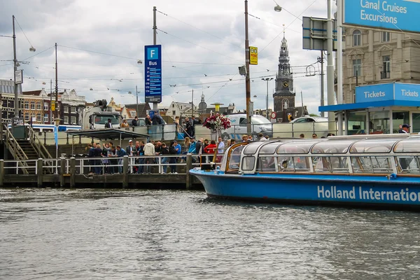 川の着陸ドックの人々 のクルーズ船、アムステルダム、ネット — ストック写真