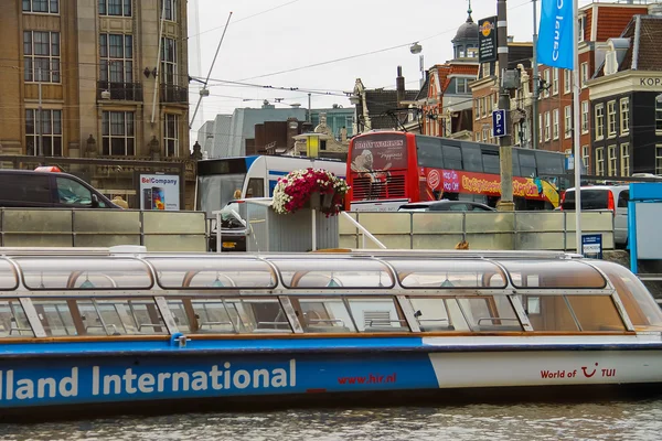 Kirándulás hajók, amelyek közelében a mólón, a vízparton, Amszterdam — Stock Fotó