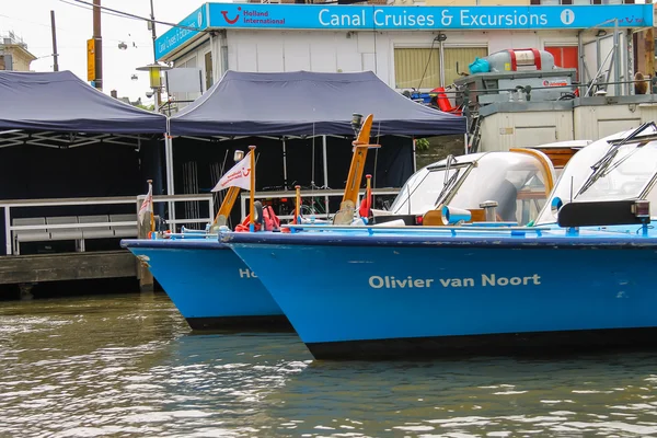 Excursie schepen zijn in de buurt van de pier aan de waterkant in Amsterdam — Stockfoto